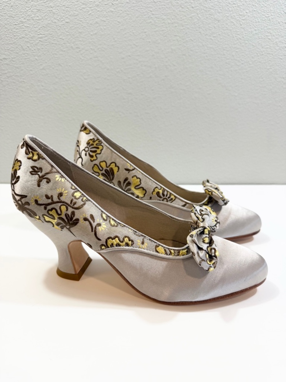RARE American Duchess Seabury Edwardian Pumps MISMATCHED SIZES 7 & 7.5 Gray Gold